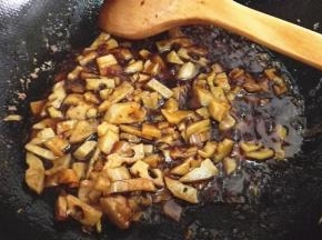 将藕丁翻炒均匀，汤汁慢慢收干即可出锅