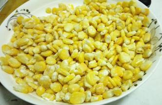 倒入生粉搅拌，使每一个玉米粒多包裹上生粉