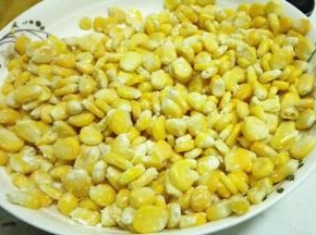 倒入生粉搅拌，使每一个玉米粒多包裹上生粉