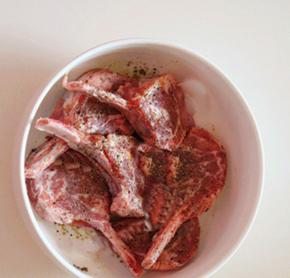 吸干羊排表面的水分，撒上盐，孜然粉和黑胡椒，涂抹均匀，腌制1个小时