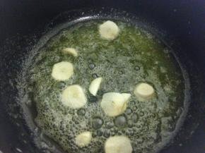 放入蒜片，煎出香味