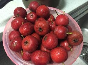 山楂用盐水泡20分钟，洗净沥干水分