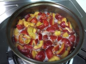 切好的山楂放入锅内，锅内加水没过山楂，煮15分钟