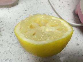 在打好山楂泥中加入柠檬汁搅拌均匀