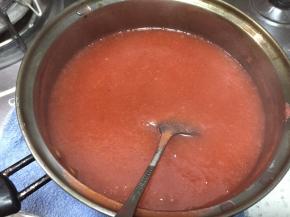 炒锅小火，倒入山楂泥，加入冰糖，期间要不断地搅拌均匀