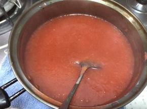 炒锅小火，倒入山楂泥，加入冰糖，期间要不断地搅拌均匀