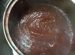 煮到勺子上的山楂泥不会滴落即可