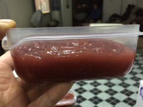 煮好的山楂泥放入容器中放凉，让入冰箱内冷藏一夜