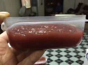 煮好的山楂泥放入容器中放凉，让入冰箱内冷藏一夜