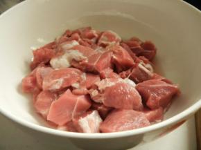 羊肉用清水泡出血水，洗净切成小块