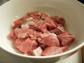 羊肉用清水泡出血水，洗净切成小块