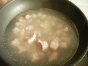 切好的羊肉块放在沸水中焯烫，可以放些姜片和料酒去除腥味，撇去血沫