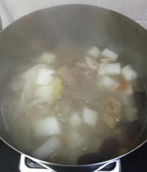 小火煮1小时后，加入白萝卜继续煮，喜欢萝卜软一点可以多煮一会
