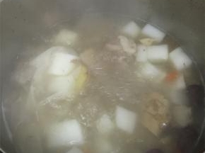 小火煮1小时后，加入白萝卜继续煮，喜欢萝卜软一点可以多煮一会