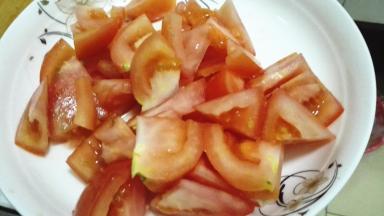 西红柿洗净切成小块