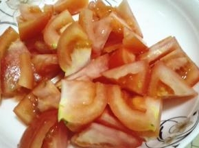 西红柿洗净切成小块