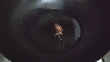 炒锅热油，放入八角爆香，翻入西红柿，白菜翻炒一下。如果菜品里面有土豆，豆角同理