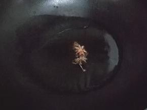炒锅热油，放入八角爆香，翻入西红柿，白菜翻炒一下。如果菜品里面有土豆，豆角同理