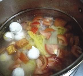 将炒好的食材放入炖锅内，放入鱼丸，生抽。加入开水淹过食材