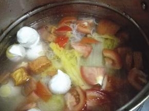 将炒好的食材放入炖锅内，放入鱼丸，生抽。加入开水淹过食材