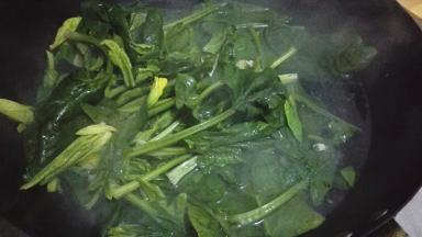 锅内烧开水，放少许盐，焯菠菜