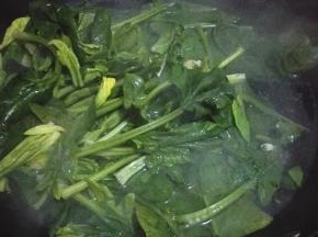 锅内烧开水，放少许盐，焯菠菜