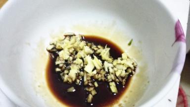 将姜沫，生抽，糖，盐和鸡精倒入碗中，搅拌均匀