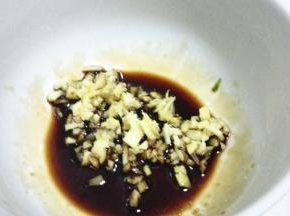 将姜沫，生抽，糖，盐和鸡精倒入碗中，搅拌均匀