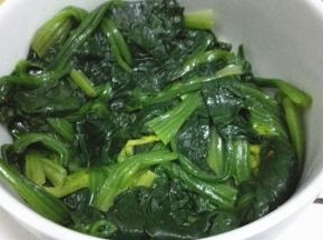 将菠菜压实在容器中，倒扣在盘子上