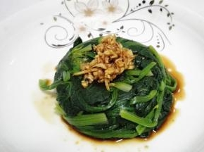 将调好的酱汁淋在菠菜上，滴几滴芝麻油即可
