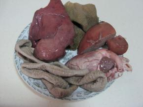 买来的羊杂用水清洗干净，去除不要的部分