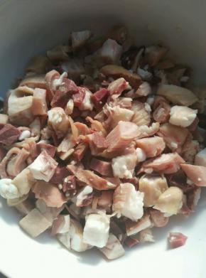 用水焯一下羊杂，撇去血沫，用冷水冲洗干净