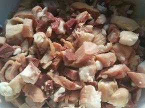 用水焯一下羊杂，撇去血沫，用冷水冲洗干净