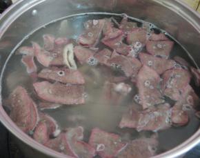 沥干的羊杂放入锅内，放入姜片，葱段和八角，大火煮开后转小火慢炖