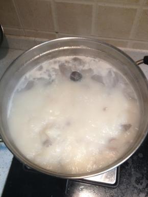 汤头变得奶白即可加入盐调味
