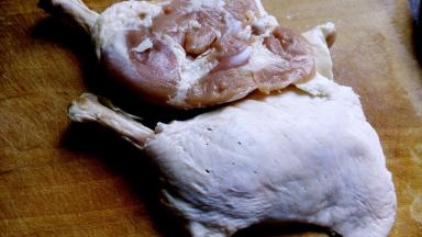 用小叉子在鸭腿上扎洞，方便入味