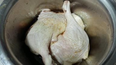 将耗油，料酒，生抽，白糖，盐倒入碗中，放入姜片和蒜瓣，均匀涂抹在鸭腿上