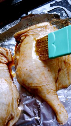 腌好的鸭腿取出，用少量的水稀释蜂蜜。均匀的涂抹在鸭腿上