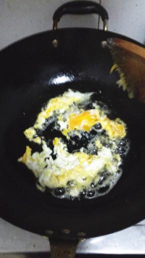 锅内放比平时炒菜多一些的油，油热打入鸡蛋
