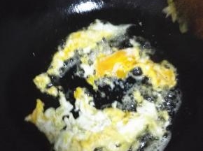 锅内放比平时炒菜多一些的油，油热打入鸡蛋