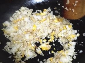 将米饭压散之后加入生抽，与鸡蛋翻炒均匀