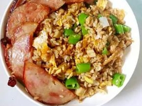 用炒锅剩余的油煎几片火腿，摆盘即可食用