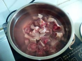 锅内加水煮沸，将鸭子焯水，可以放几个姜片去腥
