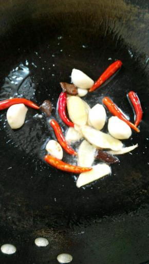 锅内放油烧热，放入葱姜蒜，辣椒爆香