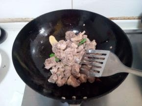 放入鸭子煸炒