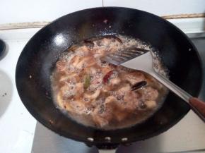 将啤酒倒入锅内，放入冰糖