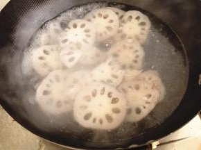 锅内放水煮沸，放入藕片焯3分钟左右