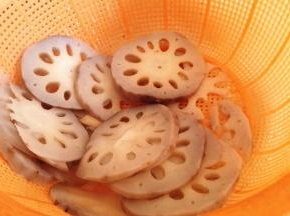 捞出的藕片用凉水冲洗