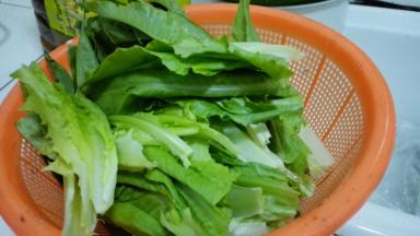 买来的凤尾洗净，切成小段备用