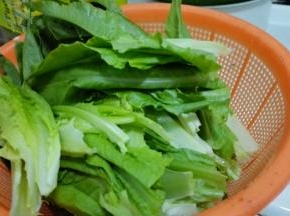 买来的凤尾洗净，切成小段备用